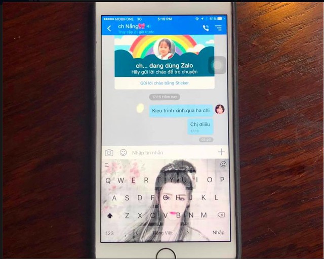 Rocker Nguyễn, Kiều Trinh cute lạc lối trong clip hướng dẫn c&agrave;i đặt h&igrave;nh nền b&agrave;n ph&iacute;m với Laban Key - Ảnh 4.