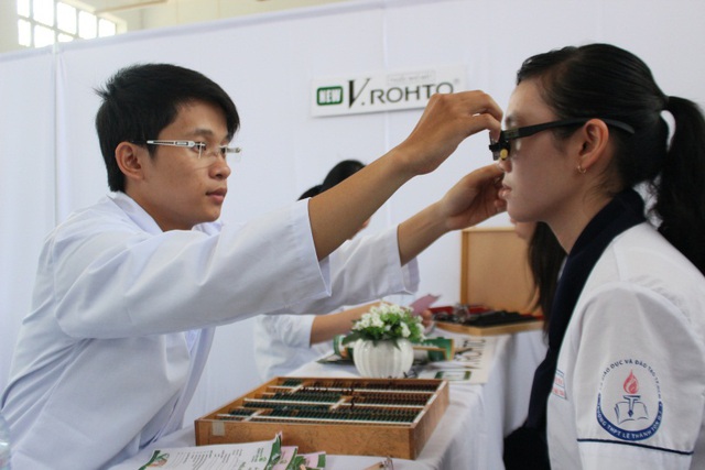 Đến cận thị cũng c&oacute; thật, giả? - Ảnh 2.