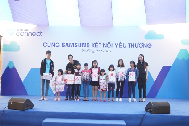 MC Phan Anh, Helly Tống thăm hỏi, tặng quà trẻ em mồ côi tại Đà nẵng - Ảnh 1.