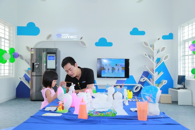 MC Phan Anh, Helly Tống thăm hỏi, tặng quà trẻ em mồ côi tại Đà nẵng - Ảnh 2.