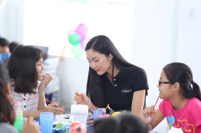 MC Phan Anh, Helly Tống thăm hỏi, tặng quà trẻ em mồ côi tại Đà nẵng - Ảnh 4.
