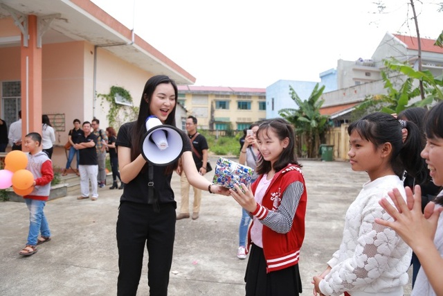 MC Phan Anh, Helly Tống thăm hỏi, tặng quà trẻ em mồ côi tại Đà nẵng - Ảnh 5.