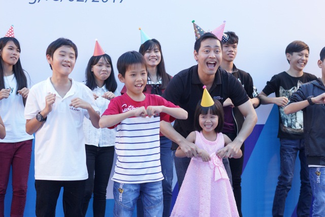 MC Phan Anh, Helly Tống thăm hỏi, tặng quà trẻ em mồ côi tại Đà nẵng - Ảnh 6.