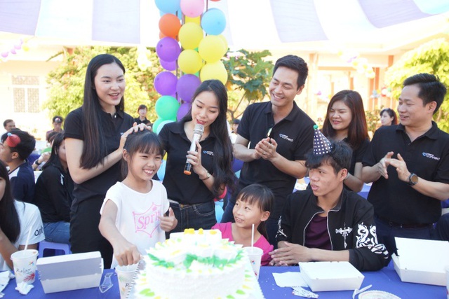 MC Phan Anh, Helly Tống thăm hỏi, tặng quà trẻ em mồ côi tại Đà nẵng - Ảnh 7.