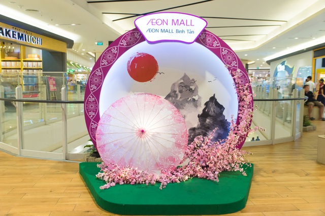 Chiêm ngưỡng sắc hồng anh đào đầy xao xuyến tại Aeon Mall Bình Tân - Ảnh 4.