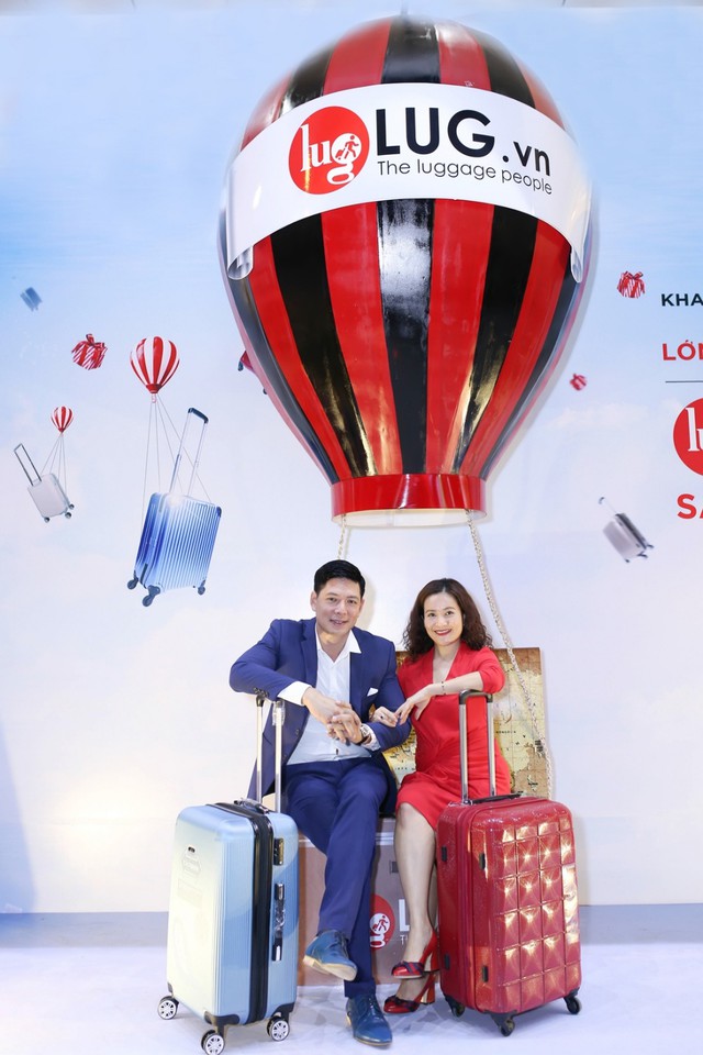 B&igrave;nh Minh tay trong tay với Anh Thơ g&acirc;y sự ch&uacute; &yacute; tại buổi khai trương cửa h&agrave;ng Lug.vn - Ảnh 4.