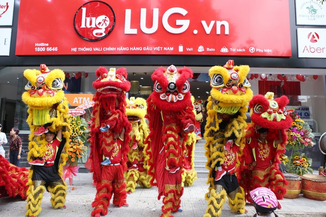 B&igrave;nh Minh tay trong tay với Anh Thơ g&acirc;y sự ch&uacute; &yacute; tại buổi khai trương cửa h&agrave;ng Lug.vn - Ảnh 6.