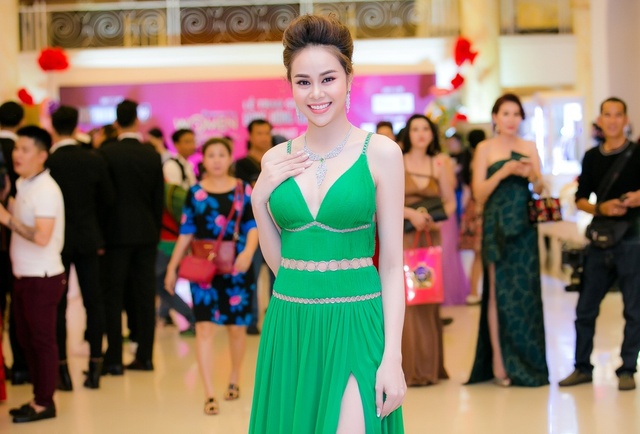 Hoa hậu Sella Trương mang kim cương, ngồi xế ‘’xịn’’ nổi bật tại sự kiện - Ảnh 3.