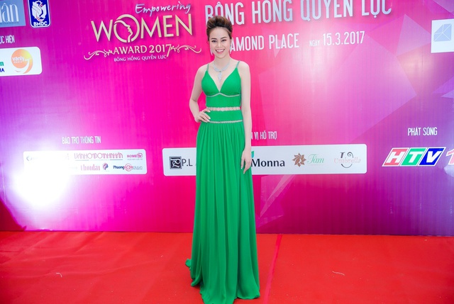 Hoa hậu Sella Trương mang kim cương, ngồi xế ‘’xịn’’ nổi bật tại sự kiện - Ảnh 4.