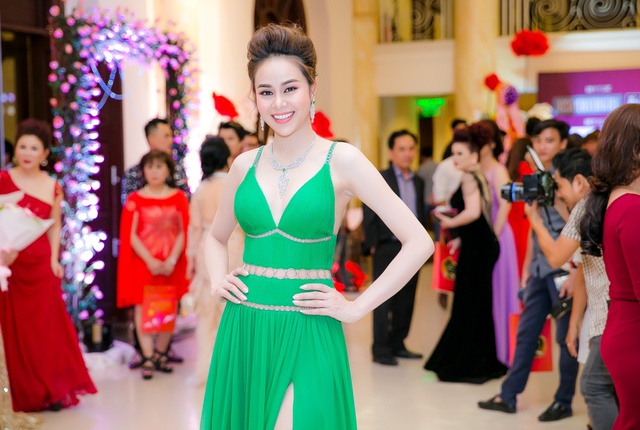 Hoa hậu Sella Trương mang kim cương, ngồi xế ‘’xịn’’ nổi bật tại sự kiện - Ảnh 5.
