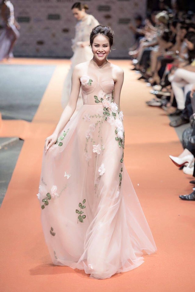 Hoa hậu Sella Trương, Lan Khuê xinh đẹp như hoa trên sàn catwalk - Ảnh 1.