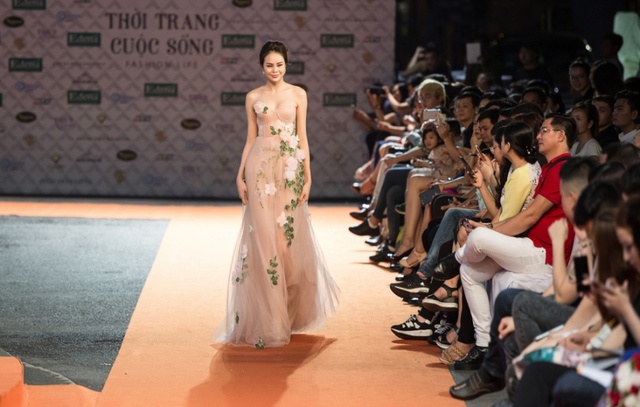 Hoa hậu Sella Trương, Lan Khuê xinh đẹp như hoa trên sàn catwalk - Ảnh 2.
