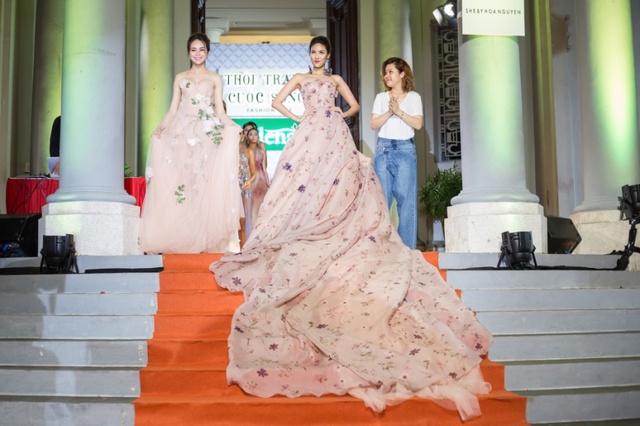 Hoa hậu Sella Trương, Lan Khuê xinh đẹp như hoa trên sàn catwalk - Ảnh 3.