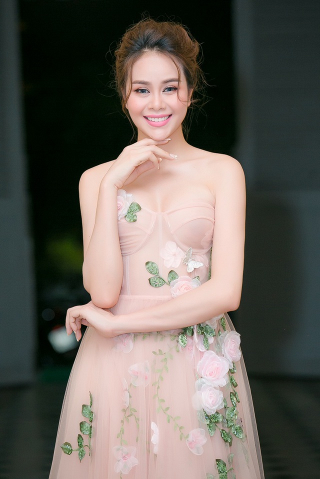 Hoa hậu Sella Trương, Lan Khuê xinh đẹp như hoa trên sàn catwalk - Ảnh 9.