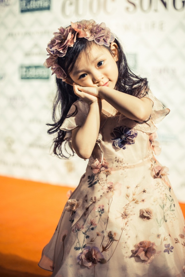Hoa hậu Sella Trương, Lan Khuê xinh đẹp như hoa trên sàn catwalk - Ảnh 10.