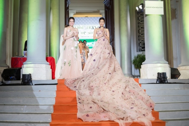 Hoa hậu Sella Trương, Lan Khuê xinh đẹp như hoa trên sàn catwalk - Ảnh 12.