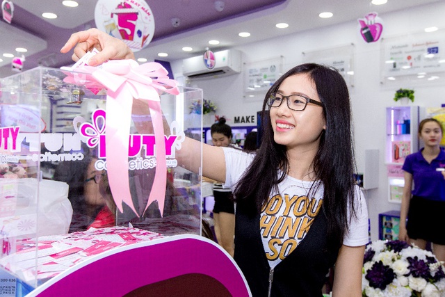 Giới trẻ Sài thành “sốt” với chương trình Sinh nhật vàng - Ngàn quà tặng tại cửa hàng mỹ phẩm “triệu like” Nuty Cosmetics - Ảnh 6.