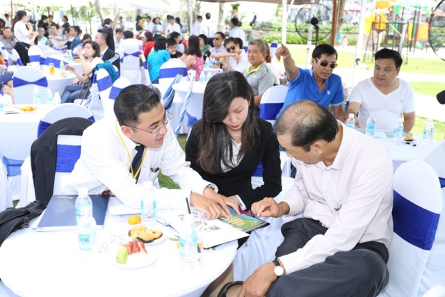 Khách hàng đặt mua thành công trong tháng này sẽ nhận được nhiều quà tặng hấp dẫn