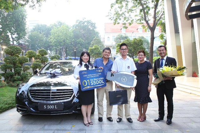 Ông Nguyễn Anh Tuấn, đại điện công ty TNHH Nguyễn Hoàng Anh (áo xanh) – người may mắn đầu tiên trúng giải thưởng của chương trình “Nghênh nhà vàng, rước xe sang”.