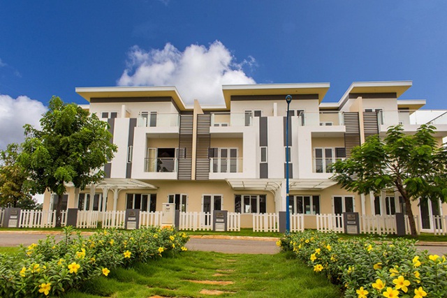 Hơn 100 căn nhà liên kế vườn Melosa Garden mở bán dịp này có diện tích vừa và nhỏ: 5x16m, 5x17m, 5x20m và 5x23m, mức giá phải chăng từ 15.9 triệu/m2 (gồm nhà, đất và sổ hồng).