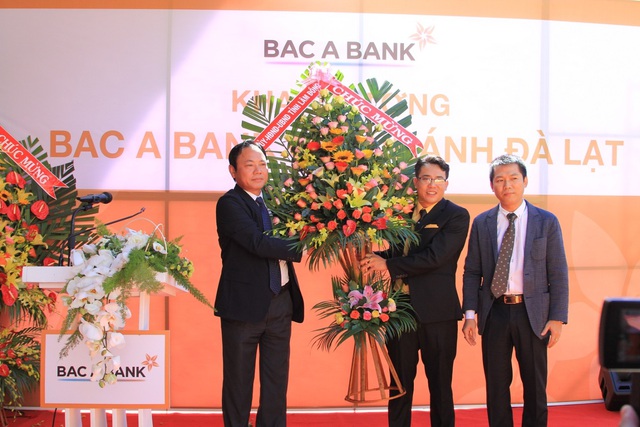 Ông Nguyễn Văn Yên - Ủy viên Ban Thường vụ Tỉnh ủy, Phó Chủ tịch UBND tỉnh Lâm Đồng tặng hoa chúc mừng tại buổi lễ.