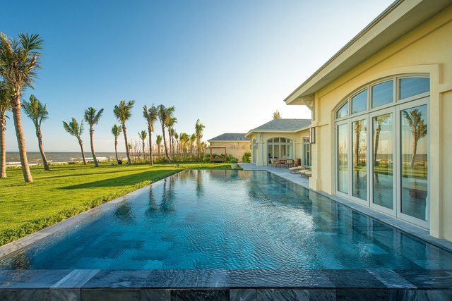 Bể bơi tràn bờ ấn tượng tại FLC Sam Son Beach & Golf Resort