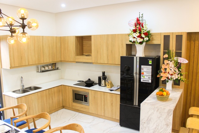 Kh&ocirc;ng gian ph&ograve;ng bếp ấm c&uacute;ng v&agrave; sang trọng với những thiết bị th&ocirc;ng minh, cao cấp của Fagor, Brandt&hellip;