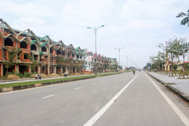 Dự &aacute;n Huế Green City mặt tiền trục đường 36m - Tỉnh lộ 10 đ&atilde; được đầu tư x&acirc;y dựng th&agrave;nh d&atilde;y phố thương mại sầm uất (H&igrave;nh ảnh thực tế th&aacute;ng 01/2017).