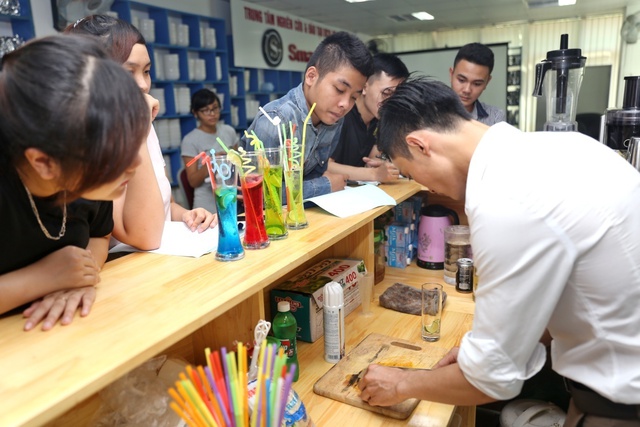 Tr&agrave;o lưu học nghề pha chế g&acirc;y sốt trong giới trẻ - Ảnh 4.