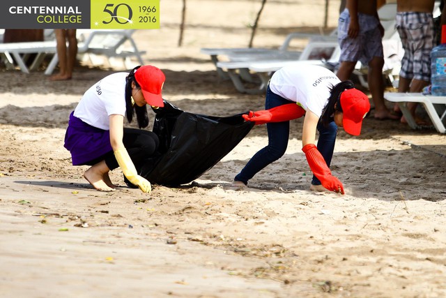 Sinh viên Việt để lại hình ảnh đẹp khi chung tay làm sạch biển - Ảnh 3.