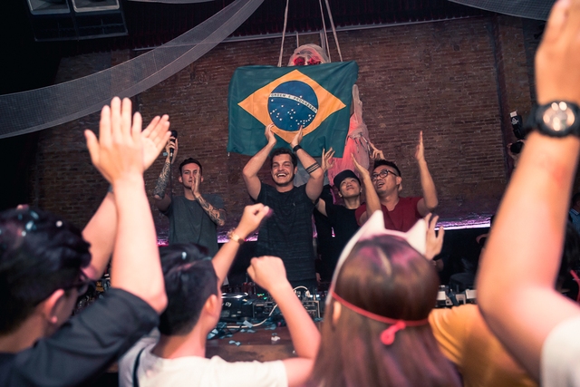 Khán giả Hà Nội “bùng nổ” trong đêm nhạc Brazillian Bass của 2 DJ đẳng cấp Bhaskar và Gabriel Boni - Ảnh 7.
