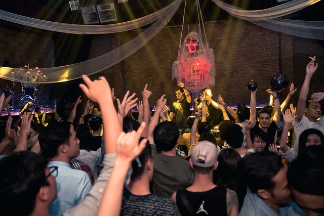 Khán giả Hà Nội “bùng nổ” trong đêm nhạc Brazillian Bass của 2 DJ đẳng cấp Bhaskar và Gabriel Boni - Ảnh 8.