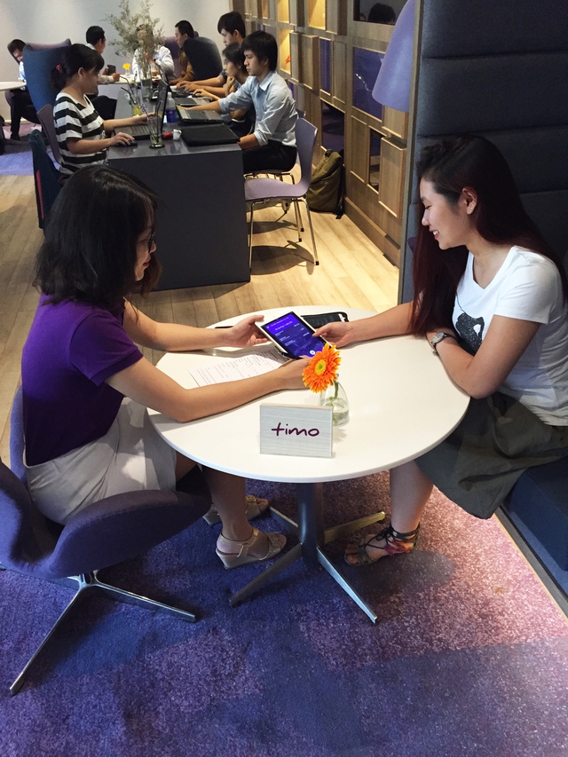 Nhân viên Timo đang hướng dẫn dịch vụ cho khách hàng tại Timo Hangout