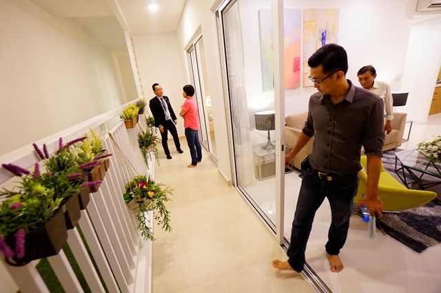 Khách tham quan căn hộ 3 phòng ngủ của The Sun Avenue, căn hộ có ban công rộng nối dài từ phòng khách đến phòng ngủ