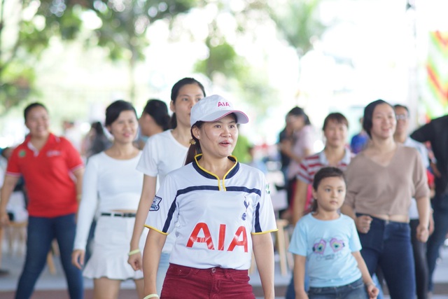 Các màn nhảy flashmob sôi động đã thu hút các thành viên trong gia đình cùng tham gia