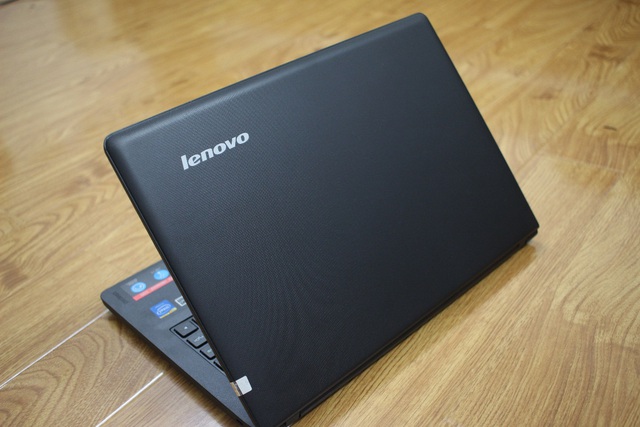 Chiếc laptop Lenovo được đánh giá trong bài viết là phiên bản IdeaPad 100-14IBY sở hữu màn hình 14 inch. Lenovo IdeaPad-14IBY đem lại cảm giác chắc chắn cho người dùng khi cầm máy trên tay nhờ thiết kế họa tiết vân caro, các họa tiết này giúp người dùng không để lại dấu vân tay khi cầm máy và làm cho máy nhìn hiện đại và năng động hơn.