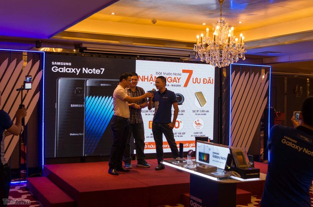 Mobile - Mobile • Háo hức trải nghiệm Samsung Galaxy S7 đầu tiên tại Hà Nội • http://i.imgur.com/DTqpih9.jpg • Tối ngày 13/8, Viettel Store phối hợp với Hãng Samsung tổ chức chương trình Tech offline cho các Sam... Img20160815160312394