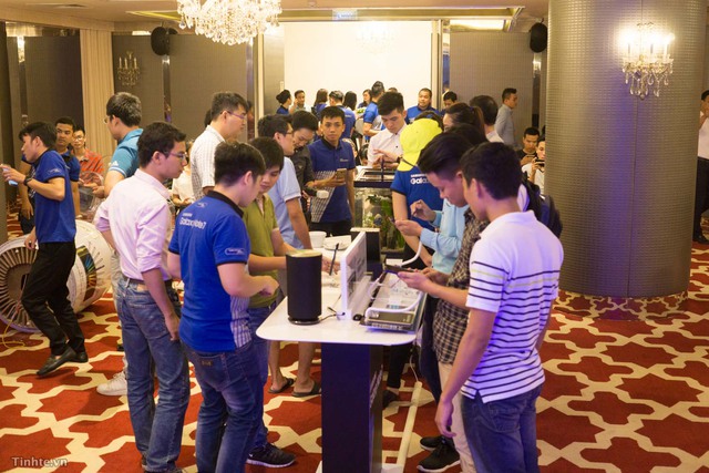 Mobile - Mobile • Háo hức trải nghiệm Samsung Galaxy S7 đầu tiên tại Hà Nội • http://i.imgur.com/DTqpih9.jpg • Tối ngày 13/8, Viettel Store phối hợp với Hãng Samsung tổ chức chương trình Tech offline cho các Sam... Img20160815160312766