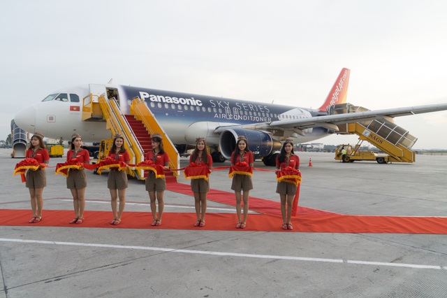 Tóc Tiên “sang chảnh” dự ra mắt chiếc máy bay sơn toàn thân đầu tiên của VN - Ảnh 13.