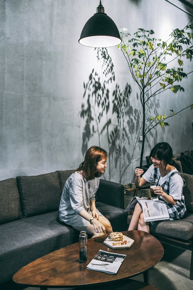 Thư gi&atilde;n trong kh&ocirc;ng gian tr&agrave;n ngập sofa tại FIKA Caf&eacute; &ndash; 50 L&ograve; Đ&uacute;c. - Ảnh 6.