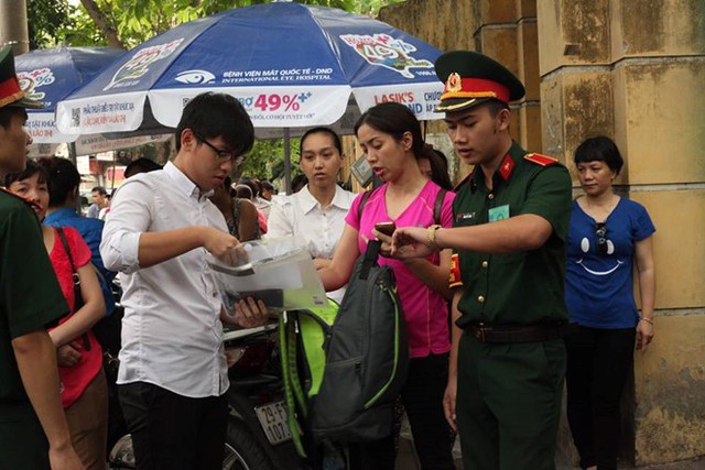 Cuộc sống thật tuyệt vời khi kh&ocirc;ng c&ograve;n cần k&iacute;nh cận! - Ảnh 2.