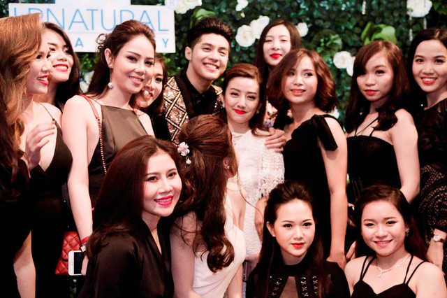 Noo Phước Thịnh đứng h&igrave;nh trước một loạt d&agrave;n mỹ nh&acirc;n tại sự kiện - Ảnh 5.