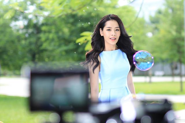 Chi Pu l&agrave;m việc xuy&ecirc;n m&agrave;n đ&ecirc;m để ho&agrave;n th&agrave;nh MV &ldquo;Ng&agrave;y bồng bềnh&rdquo; - Ảnh 5.