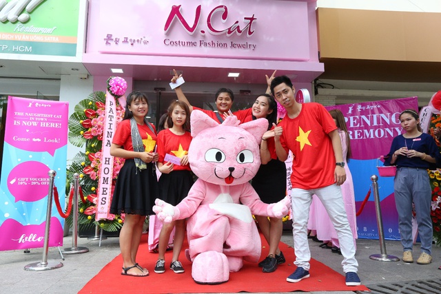 Chú mèo hồng kỳ lạ khiến sao Việt mê tít - Ảnh 1.
