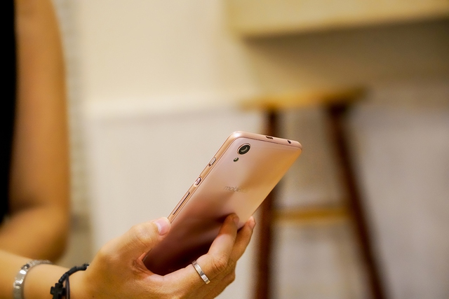 Đập hộp smartphone Việt với t&iacute;nh năng selfie rạng rỡ như tuổi 20 - Ảnh 3.