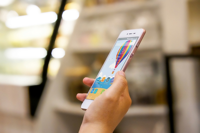 Đập hộp smartphone Việt với t&iacute;nh năng selfie rạng rỡ như tuổi 20 - Ảnh 4.