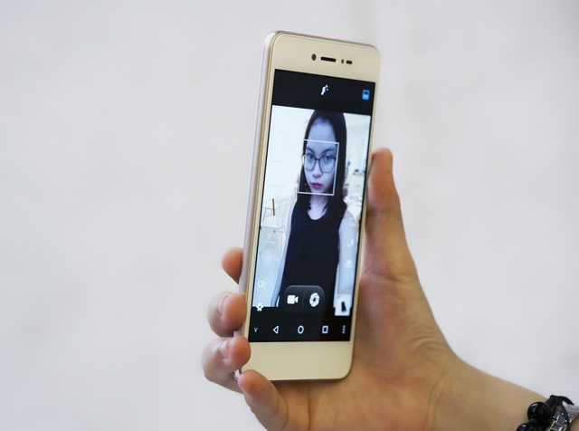 Đập hộp smartphone Việt với t&iacute;nh năng selfie rạng rỡ như tuổi 20 - Ảnh 6.