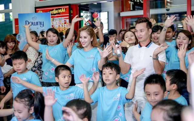Lưu Hương Giang, Bình Minh và nhiều sao Việt cùng nhảy tập thể khắp Việt Nam - Ảnh 2.