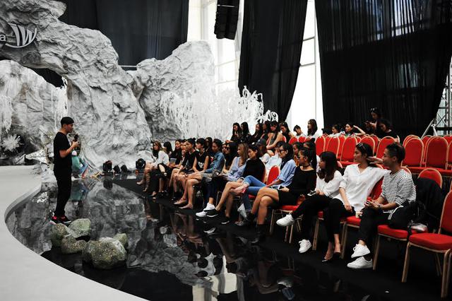 IVY moda l&ecirc;n tiếng về l&ugrave;m x&ugrave;m đổi đồ Minh T&uacute;, Lan Khu&ecirc; - Ảnh 1.