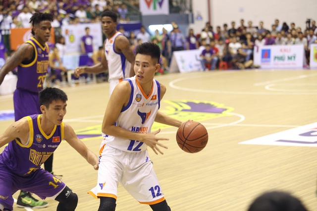 Kh&aacute;n giả S&agrave;i th&agrave;nh vỡ &ograve;a với m&agrave;n ngược d&ograve;ng kh&oacute; tin đưa HCMC Wings v&agrave;o chung kết VBA 2016 - Ảnh 4.